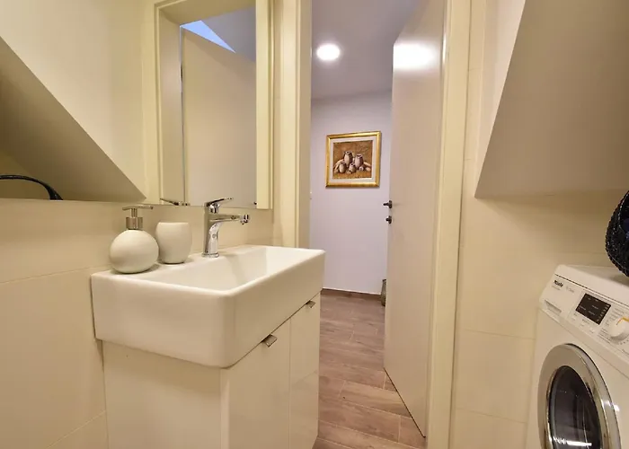Mandika - One Bedroom * Split