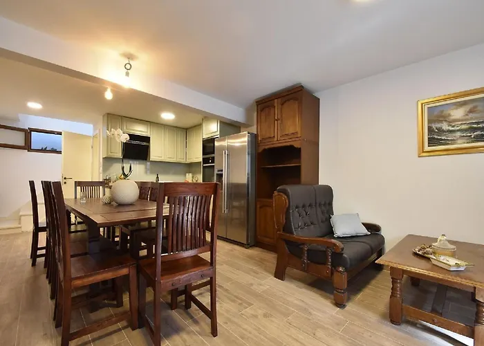 Mandika - One Bedroom * Split